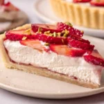 Vegane Erdbeertarte mit frischen Erdbeeren und pflanzlichen Zutaten.
