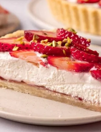 Vegane Erdbeertarte mit frischen Erdbeeren und pflanzlichen Zutaten.