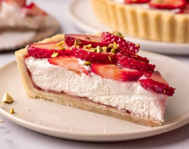 Vegane Erdbeertarte mit frischen Erdbeeren und pflanzlichen Zutaten.