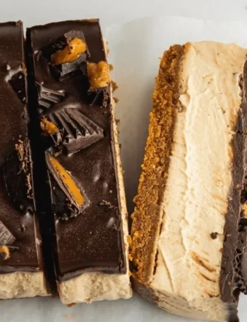 Veganer Erdnussbutter Käsekuchen mit cremiger Textur und knackigem Boden