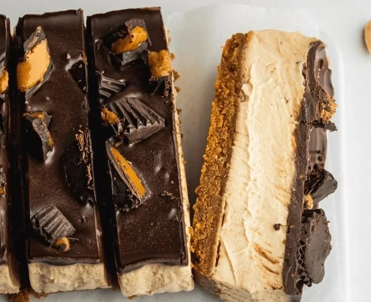 Veganer Erdnussbutter Käsekuchen mit cremiger Textur und knackigem Boden