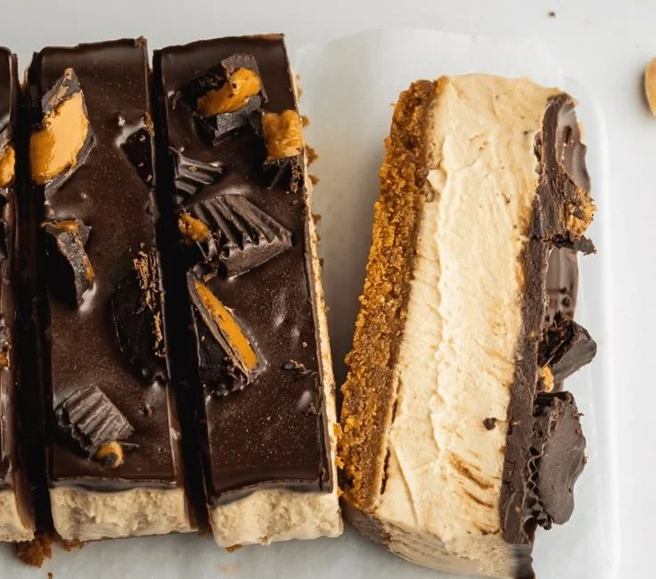 Veganer Erdnussbutter Käsekuchen mit cremiger Textur und knackigem Boden