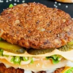 Veganer Rindfleischburger auf einem Teller mit frischem Gemüse