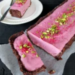 Veganer und glutenfreier Beerenkuchen mit frischen Beeren garniert