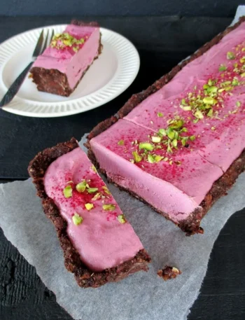 Veganer und glutenfreier Beerenkuchen mit frischen Beeren garniert