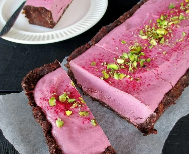 Veganer und glutenfreier Beerenkuchen mit frischen Beeren garniert