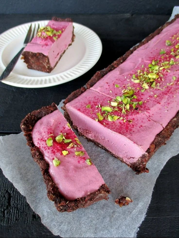 Veganer und glutenfreier Beerenkuchen mit frischen Beeren garniert