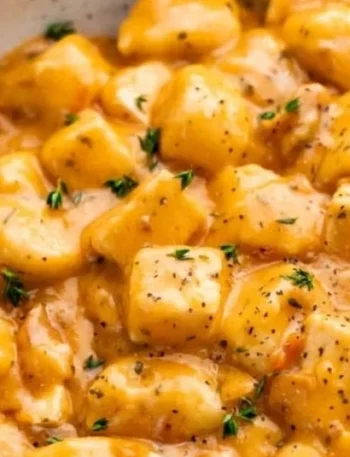 Zubereitung von Marry Me Tofu in einer attraktiven Präsentation.