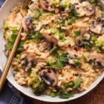 Veganes Pilz-Risotto mit frischen Zutaten und reichhaltigem Geschmack