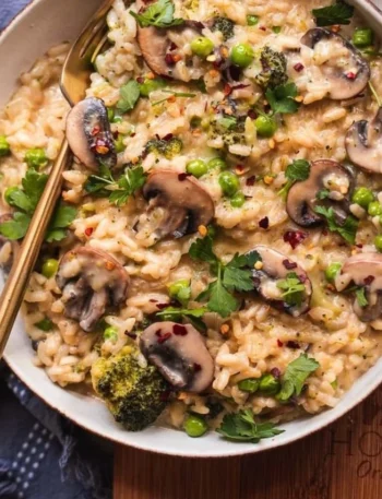Veganes Pilz-Risotto mit frischen Zutaten und reichhaltigem Geschmack