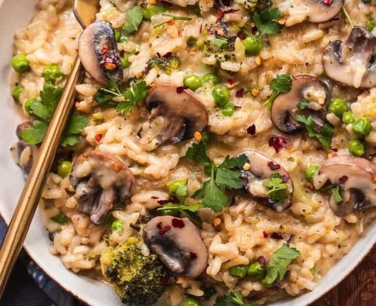 Veganes Pilz-Risotto mit frischen Zutaten und reichhaltigem Geschmack