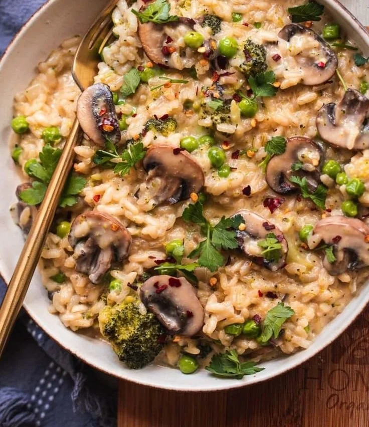 Veganes Pilz-Risotto mit frischen Zutaten und reichhaltigem Geschmack