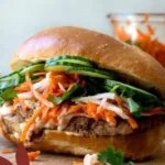Veganes Tofu Banh Mi mit frischen Kräutern und Gemüse auf einem Baguette