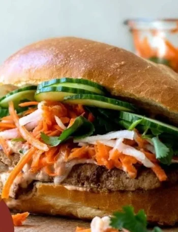 Veganes Tofu Banh Mi mit frischen Kräutern und Gemüse auf einem Baguette
