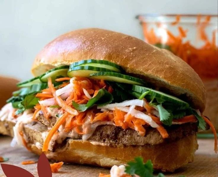 Veganes Tofu Banh Mi mit frischen Kräutern und Gemüse auf einem Baguette