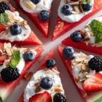 Wassermelonenpizza mit Joghurt und sommerlichen Früchten