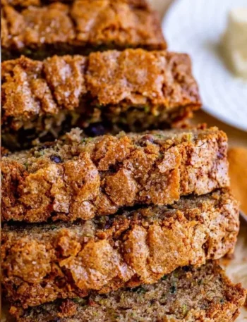 Zucchini-Brot aus frischen Zutaten, ideal für Snacks oder Frühstück.