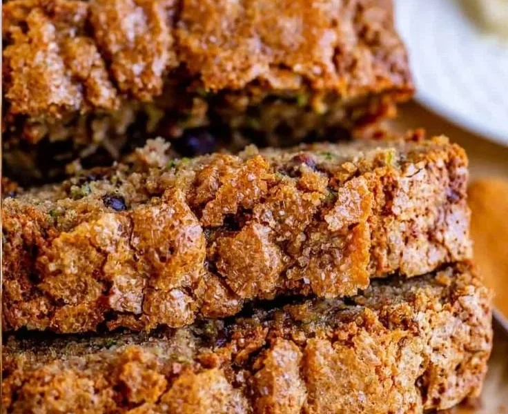 Zucchini-Brot aus frischen Zutaten, ideal für Snacks oder Frühstück.