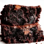 Schokoladige Zucchini Brownies auf einem Teller