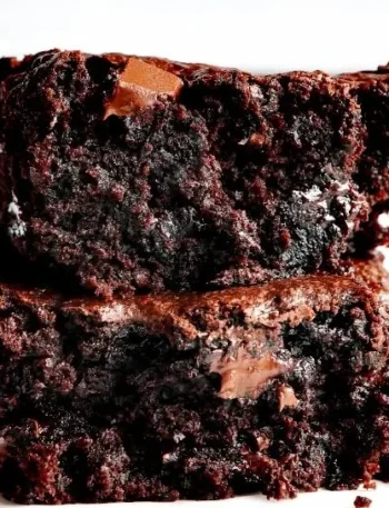 Schokoladige Zucchini Brownies auf einem Teller