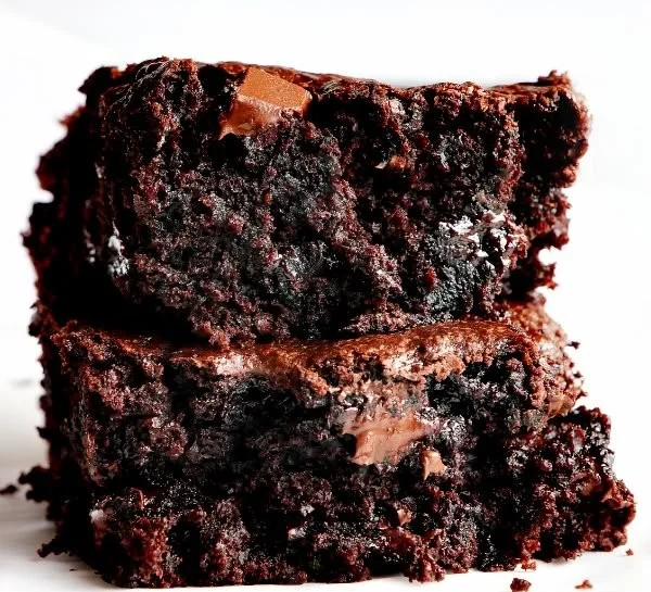 Schokoladige Zucchini Brownies auf einem Teller