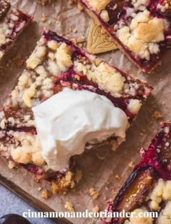 Zwetschgendatschi mit Streuseln, ein traditioneller deutscher Kuchen mit Zwetschgen
