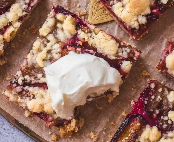 Zwetschgendatschi mit Streuseln, ein traditioneller deutscher Kuchen mit Zwetschgen