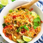 Asiatischer Glasnudelsalat mit frischen Zutaten und aromatischer Sauce