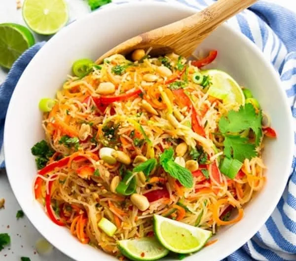 Asiatischer Glasnudelsalat mit frischen Zutaten und aromatischer Sauce