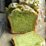 Saftiger Avocadokuchen mit Limettenguss und Pistazien dekoriert
