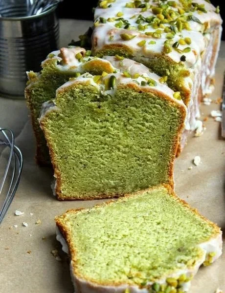 Saftiger Avocadokuchen mit Limettenguss und Pistazien dekoriert