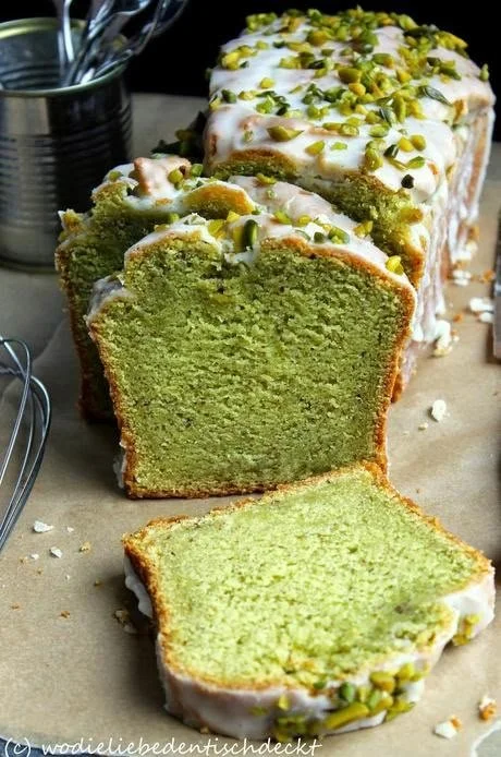 Saftiger Avocadokuchen mit Limettenguss und Pistazien dekoriert
