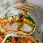 Buffalo Tofu Wrap mit frischem Gemüse und würziger Sauce
