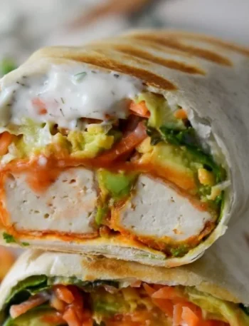 Buffalo Tofu Wrap mit frischem Gemüse und würziger Sauce