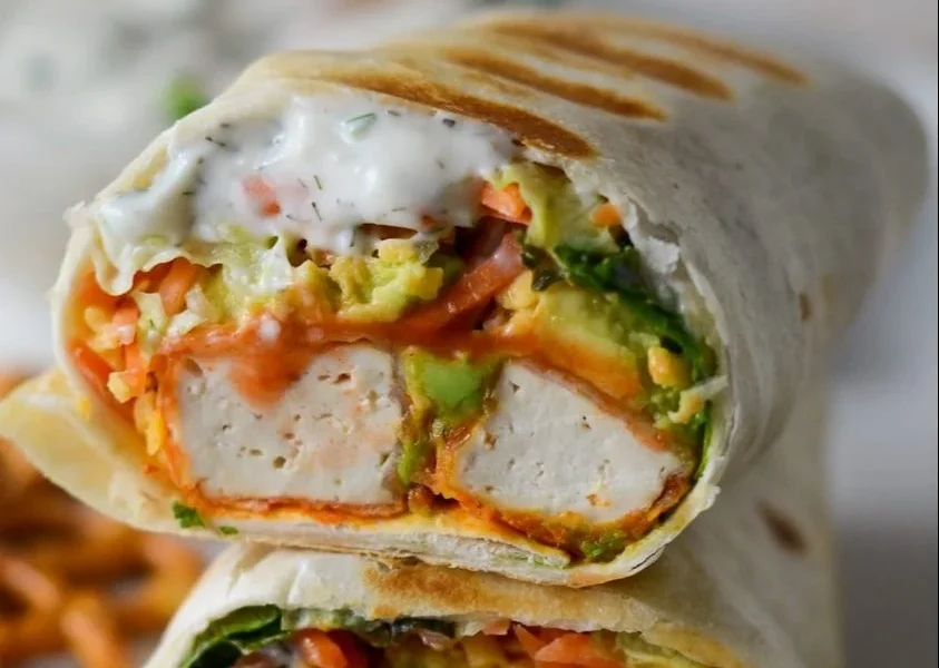 Buffalo Tofu Wrap mit frischem Gemüse und würziger Sauce
