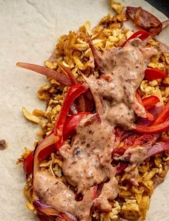 Rezept für Chipotle Tofu Wraps mit frischen Zutaten und würziger Sauce.