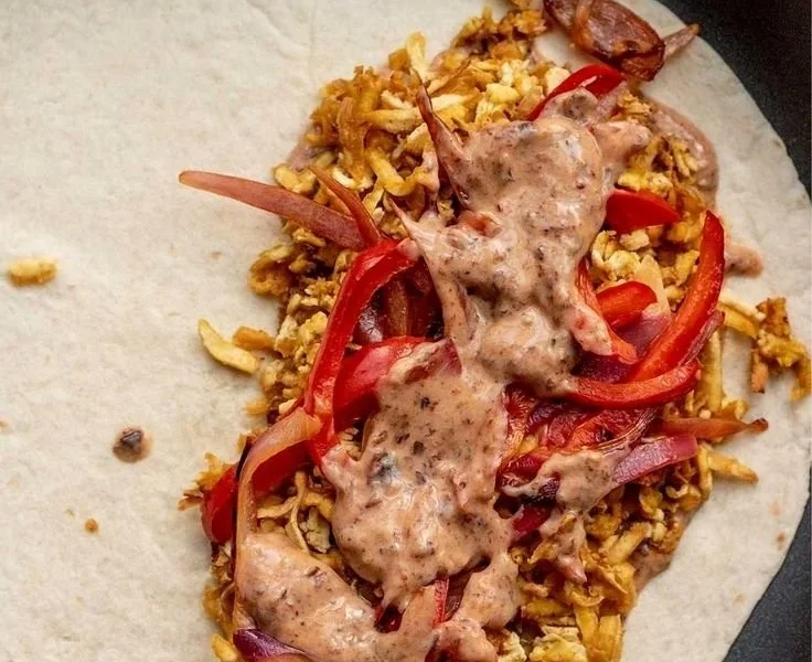 Rezept für Chipotle Tofu Wraps mit frischen Zutaten und würziger Sauce.
