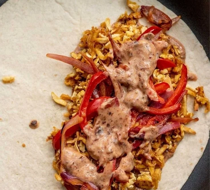 Rezept für Chipotle Tofu Wraps mit frischen Zutaten und würziger Sauce.