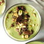 Schüssel mit Chocolate Hazelnut Matcha Pudding, dekoriert mit Nüssen und Schokolade