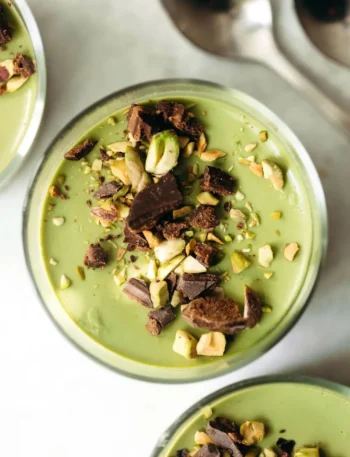 Schüssel mit Chocolate Hazelnut Matcha Pudding, dekoriert mit Nüssen und Schokolade