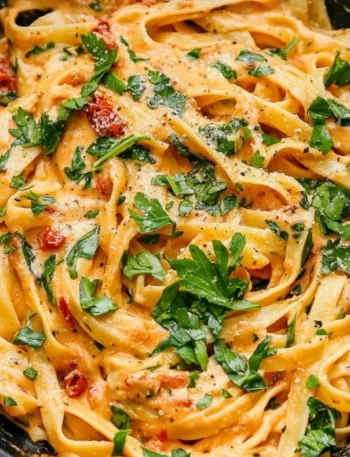 Cremige vegane Pasta mit sonnengetrockneten Tomaten auf einem Teller