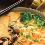 Cremige vegane Sesam-Ramen in einer Schüssel mit frischem Gemüse