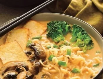 Cremige vegane Sesam-Ramen in einer Schüssel mit frischem Gemüse