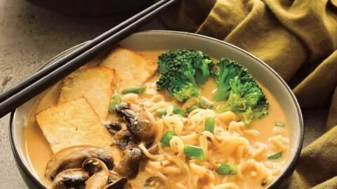Cremige vegane Sesam-Ramen in einer Schüssel mit frischem Gemüse