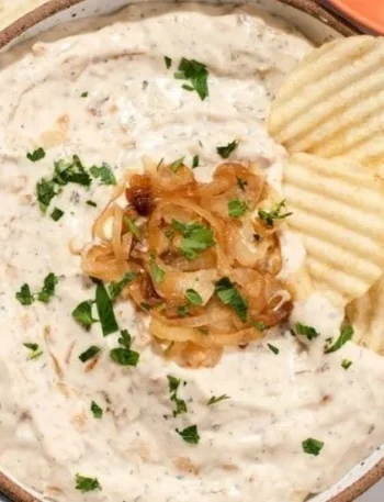 Cremiger veganer Zwiebel-Dip in einer Schale, ideal für Snacks und Partys.