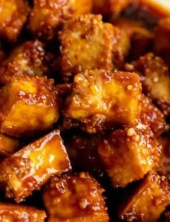Crispy Gochujang Tofu serviert auf einem Teller mit frischem Gemüse.