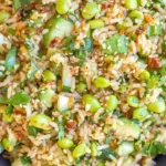 Erfrischender Cucumber Edamame Rice Salad in einer bunten Schüssel.
