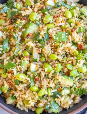 Erfrischender Cucumber Edamame Rice Salad in einer bunten Schüssel.