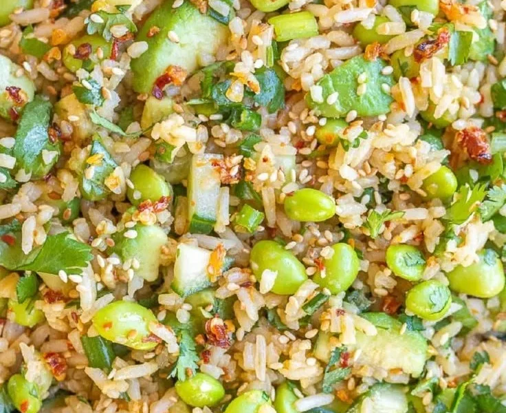 Erfrischender Cucumber Edamame Rice Salad in einer bunten Schüssel.