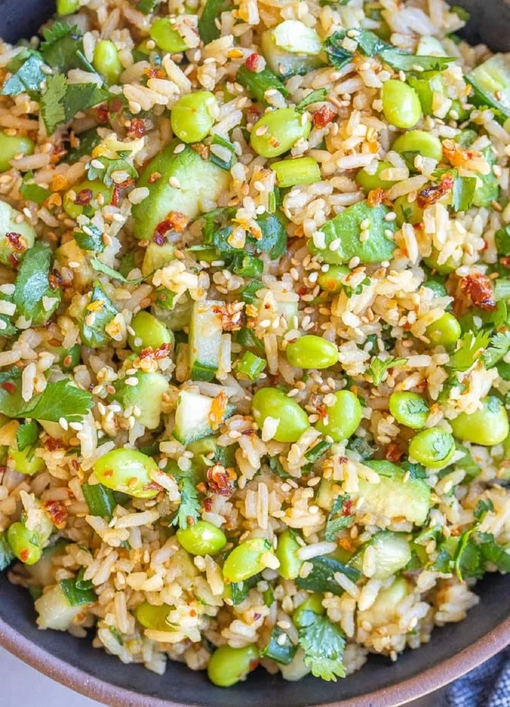 Erfrischender Cucumber Edamame Rice Salad in einer bunten Schüssel.